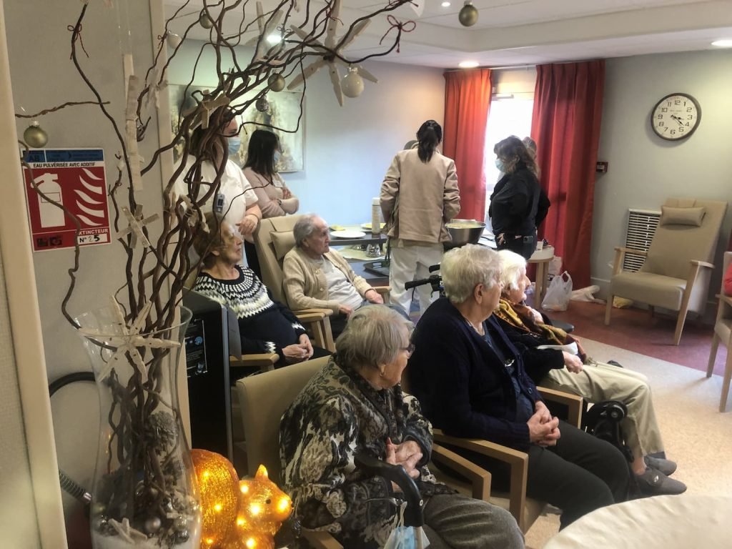 Résidents et soignants dans salon