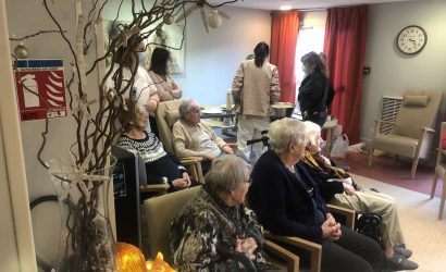 Résidents et soignants dans salon